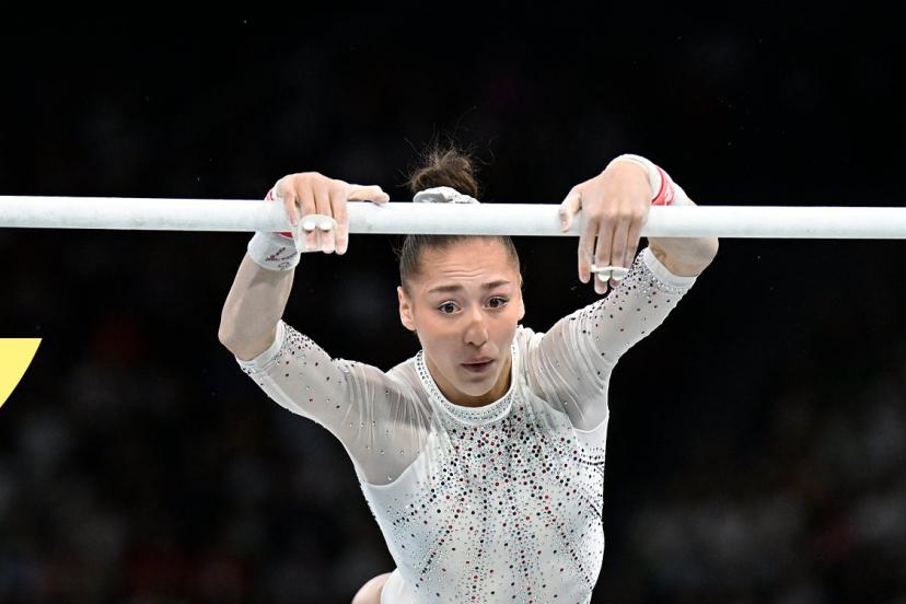 Que fait la championne olympique de gymnastique Kaylia Nemour dans le clip de Camélia Jordana ?